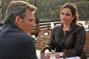Vera (Rebecca Immanuel) ist bereit, sich auf Dr. Henning Maurer (René Steinke) einzulassen. Vera (Rebecca Immanuel) ist bereit, sich auf Dr. Henning Maurer (René Steinke) einzulassen.