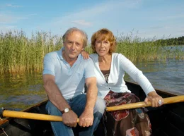 In der Abgeschiedenheit der schwedischen Seenlandschaft wollen Susanne (Gaby Dohm) und Leo (G&uuml;nther Maria Halmer) ihrer Ehe neuen Schwung geben.