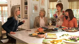 Vivian (Jane Fonda), Diane (Diane Keaton, li.), Carol (Mary Steenburgen) und Sharon (Candice Bergen, 2, v. li.) verbindet eine langj&auml;hrige Freundschaft und ihre Leidenschaft zu B&uuml;chern. Seit mehr als 30 Jahren treffen sich die vier regelm&auml;&szlig;ig, um &uuml;ber ein aktuelles Werk zu sprechen. Bei ein paar Gl&auml;sern Wein geht es in der launigen Runde auch um die gro&szlig;en und kleinen Dinge des Lebens. Eine Sache kommt bei den Freundinnen allerdings kaum mehr vor: ihr eigenes Liebesleben. Das &auml;ndert sich schlagartig, als Vivian &bdquo;Fifty Shades of Grey&ldquo; mitbringt.