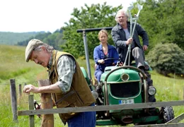 Die Sch&auml;ferin Svea (Stefanie Stappenbeck) behauptet sich inmitten kauziger Landwirte wie Bauer Meierbach (Heinrich Giskes, links) und Walter Roden (Michael K&ouml;nig).