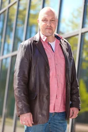 Vor ihnen zittern Versicherungsbetrüger in ganz Deutschland: Patrick Hufen, Timo Heitmann und der neutrale Sachverständige Ralph Schweda (Foto) sind Versicherungsdetektive - und wenn sie zum Hausbesuch ausrücken, kommt die Wahrheit ans Licht. Vor ihnen zittern Versicherungsbetrüger in ganz Deutschland: Patrick Hufen, Timo Heitmann und der neutrale Sachverständige Ralph Schweda (Foto) sind Versicherungsdetektive - und wenn sie zum Hausbesuch ausrücken, kommt die Wahrheit ans Licht.