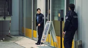 Die Streifenpolizistin Billy (Nicolette Krebitz, li.) versucht sich einen &Uuml;berblick in der Bank zu verschaffen.