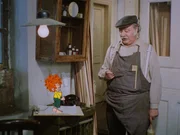 Meister Eder (Gustl Bayrhammer) liest in der Zeitung von einem Betr&uuml;ger. Das macht Pumuckl zwar hellh&ouml;rig, aber nicht vorsichtig genug.