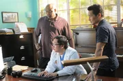 Das Team um Grover (Chi McBride, l.), Chin (Daniel Dae Kim, r.) und Dr. Max Bergman (Masi Oka, M.) untersucht den mysteri&ouml;sen Tod eines wohlhabenden Einsiedlers, der inmitten eines Feldes umgeben von einer Millionen Dollar in Falschgeld gefunden wurde ...