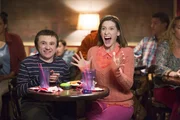 Brick (Atticus Shaffer, l.); Sue (Eden Sher, r.)