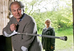 Der kauzige Sch&auml;fer Walter (Michael K&ouml;nig) zeigt Svea (Stefanie Stappenbeck), was sie zu tun hat.