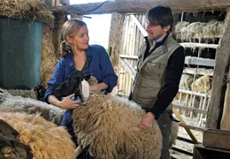 Bei der gemeinsamen Arbeit kommen Svea (Stefanie Stappenbeck) und Hannes (Hans-Werner Meyer) sich wieder n&auml;her.