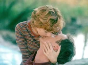 Kathrin Globisch (Andrea K. Loewig) mit Achim Kreutzer (Holger Daemgen) am See.