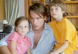 Liebevoll k&uuml;mmert sich Clemens (Wanja Mues, Mitte) um die kleine Luzie (Cosima Bloch) und Anton (Joel Eisenbl&auml;tter).