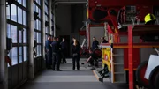 Feuerwehrleute in der Situation.