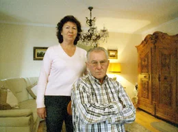 Mano H&ouml;llenreiner und seine Frau zuhause.