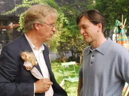 Konrad (Gerd Anthoff) erpresst den Autoh&auml;ndler Gerd Wallinger (Peter Weiss) und bringt damit unwissentlich dessen Ehe in Ordnung.