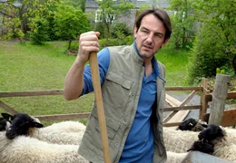 Der Tierarzt Hannes (Hans-Werner Meyer) steht vor einer schweren Entscheidung.