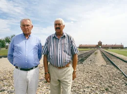 Mano und Hugo H&ouml;llenreiner an der Rampe in Auschwitz, Birkenau.