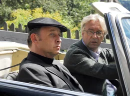 MDR FERNSEHEN GR&Uuml;SS GOTT, HERR ANWALT, am Mittwoch (02.04.25) um 12:30 Uhr. Rechtsanwalt Konrad Mair (Gerd Anthoff) muss seinem Freund Pfarrer Hubertus (Alexander Held, links) aus der Patsche helfen.