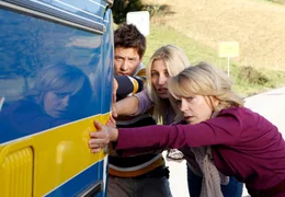 Die Pilger Gundula (Gisela Schneeberger, re.), Michel (Martin St&uuml;hrk) und Violetta (Isabella Surel) hoffen, dass ihr tatkr&auml;ftiger Einsatz sie tats&auml;chlich zum Ziel f&uuml;hrt.