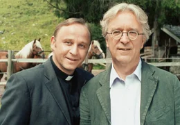Rechtsanwalt Konrad Mair (Gerd Anthoff, re) und sein bester Freund Pfarrer Hubertus (Alexander Held).