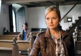 Svea (Stefanie Stappenbeck) wei&szlig; nicht, ob sie Hannes (Hans-Werner Meyer) dazu bringen soll, seine Familie zu verlassen.
