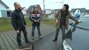 (v.l.) Stuntman Wolfram Huber, KFZ-Sachverst&auml;ndiger Heinz Dederichs und Versicherungsdetektiv Patrick Hufen rekonstruieren den Unfallhergang, der angeblich zu einer zerbrochenen Autoscheibe f&uuml;hrte.