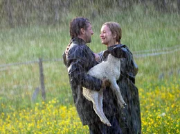 Svea (Stefanie Stappenbeck) und Hannes (Hans-Werner Meyer) haben ein verirrtes Lamm gerettet.