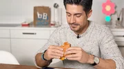Einstein Hype um personalisierte Ernährung – Was bringt’s? Tobias Müller isst einen Burger. Einstein Hype um personalisierte Ernährung – Was bringt’s? Tobias Müller isst einen Burger.