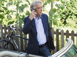 Rechtsanwalt Konrad Mair (Gerd Anthoff, Mitte) ist wieder am Tricksen.