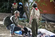 Um vor einem prekären Gespräch flüchten zu können, willigt Wade (Wilson Bethel, l.) ein, die Kinder bei einem Camping-Ausflug zu beaufsichtigen ... Um vor einem prekären Gespräch flüchten zu können, willigt Wade (Wilson Bethel, l.) ein, die Kinder bei einem Camping-Ausflug zu beaufsichtigen ...