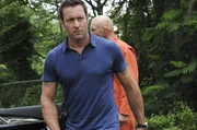 L-R: Steve McGarrett (Alex O'Loughlin), Jason Sinclair (Randy Couture).
