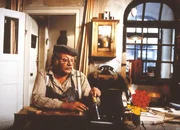 Meister Eder (Gustl Bayrhammer) und der Pumuckl warten auf den Besuch.