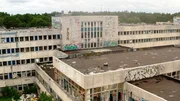 Lost Places &ndash; das sind verlassene und verfallene Ort, an denen die Zeit stillzustehen scheint. Meist sind sie verborgen hinter hohen Z&auml;unen und verbarrikadiert. Der Film erkundet ihre Geheimnisse und unbekannte Geschichten. Er f&uuml;hrt uns zu drei der spektakul&auml;rsten und geheimnisvollsten Klinikruinen in Berlin und Brandenburg. - Honeckers Regierungskrankenhaus.