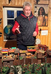 Hans-Joachim Strutz alias "Lachender B&auml;r" sammelt seit seiner Kindheit Cowboy- und Indianerfiguren. Inzwischen zeigt er sie in seinem kleinen Museum.