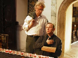 Pfarrer Hubertus (Alexander Held, rechts) braucht gesetzlichen Beistand von seinem Freund Konrad (Gerd Anthoff).