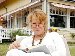 Susanne (Gaby Dohm) sucht in ihrem neuen Garten etwas Entspannung.