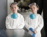 Amy Fogerty (Ella Allan, l.); Emma Fogerty (Mia Allan, r.)