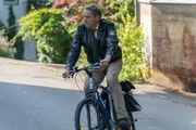 Girwidz ist verschwunden mit samt dem Autoschl&uuml;ssel f&uuml;r Wagen 3. Es hilft nix, da muss Hubert (Christian Tramitz) zum Rad greifen.