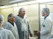 Kommissar Kluftinger (Herbert Knaup, 2.v. rechts) besucht mit dem Kollegen Roland Hefele (Jockel Tschiersch, 2.v. links) die Molkerei und befragt Robert Bartsch (Urs Fabian Winiger, rechts).; ARD Degeto MILCHGELD. EIN KLUFTINGERKRIMI, am Samstag (05.10.24) um 02:25 Uhr im ERSTEN. Kommissar Kluftinger (Herbert Knaup, 2.v. rechts) besucht mit dem Kollegen Roland Hefele (Jockel Tschiersch, 2.v. links) die Molkerei und befragt Robert Bartsch (Urs Fabian Winiger, rechts). &copy; ARD Degeto/BR/Hagen Keller, honorarfrei - Verwendung gem&auml;&szlig; der AGB im engen inhaltlichen, redaktionellen Zusammenhang mit genannter Degeto-Sendung und bei Nennung "Bild: ARD Degeto/BR/Hagen Keller" (S2). ARD Degeto/Programmplanung und Presse, Tel: 069/1509-335, degeto-presse@degeto.de