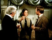 Selina Linville (Kathleen Quinlan, M.) berichtet dem Colonel (Eduard Franz, l.) und John-Boy (Richard Thomas, r.) stolz von ihren Plänen ... Selina Linville (Kathleen Quinlan, M.) berichtet dem Colonel (Eduard Franz, l.) und John-Boy (Richard Thomas, r.) stolz von ihren Plänen ...