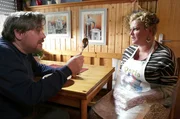 Klaus Romanski (Aljoscha Stadelmann, l.) verr&auml;t Heike Sch&auml;ffer (Petra Kleinert, r.), warum er ausgerechnet sie als Geisel genommen hat: Der Duft ihres Gulasch hat ihn in ihr Haus gelockt.