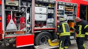 Die Feuerwehrleute bereiten das Löschfahrzeug vor. Die Feuerwehrleute bereiten das Löschfahrzeug vor.