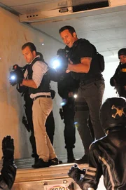 Das Team um Danny (Scott Caan, l.) und Steve (Alex O'Loughlin, r.) muss einen M&ouml;rder finden, der mit seinem Motorrad auf spektakul&auml;re Art und Weise vom Tatort fliehen konnte ...