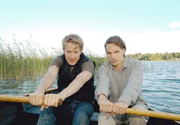 Wenn es um das schwierige Verh&auml;ltnis zu ihren Eltern geht, sitzen die ungleichen Br&uuml;der Clemens (Wanja Mues, rechts) und Nils (Max von Pufendorf) im selben Boot.