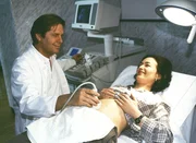 Auch Dr. Ruth Waldner (Dorothee Reize) vertraut Dr. Stefan Frank (Sigmar Solbach). Sie ist schwanger und l&auml;sst sich von ihm untersuchen.