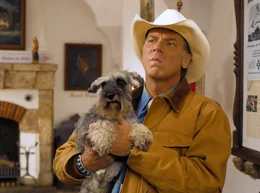 Der Alpencowboy Georg Altmann (Wolfgang Fierek) verklagt den Pfarrer, weil der ihm sein geliebtes Auto ruinierte.