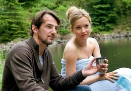 Zwischen Svea (Stefanie Stappenbeck) und Hannes (Hans-Werner Meyer) ist die alte Liebe wieder entflammt.
