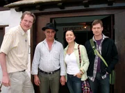 Ein privater Landgang (von links): Pater Ralf, ein Bauer, Christin von den "Crazy Cats" mit einem Freund auf der Ziegenfarm.