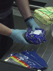 Die Zollpolizei kontrolliert den Inhalt des Koffers.