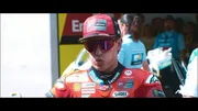 Motorradrennfahrer Marc Marquez in Konzentration vor dem Start.