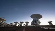 Dies ist das Atacama Large Millimeter/submillimeter Array (ALMA) Observatorium, das auf dem Chajnantor-Plateau in Chile liegt.