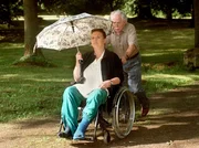 MDR Fernsehen IN ALLER FREUNDSCHAFT FOLGE 48, "Wenn Kinder fl&uuml;gge werden", am Freitag (23.03.12) um 12:30 Uhr. Charlotte Gaus (Ursula Karusseit) hat sich beim Tanzen mit Friedrich Steinbach (Fred Delmare) den Fu&szlig; verletzt. In der "Sachsenklinik" ist der Fu&szlig; eingegipst worden, so dass Charlotte im Moment an den Rollstuhl gebunden ist. Friedrich Steinbach ist jedoch gar nicht begeistert: er muss den Rollstuhl schieben.