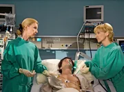 Schwester Ingrid (Jutta Kammann, links) und Dr. Globisch (Andrea Kathrin Loewig, rechts) sorgen sich um das Leben des AIDS-kranken Carsten Michaelis (Tom Beck, Mitte).